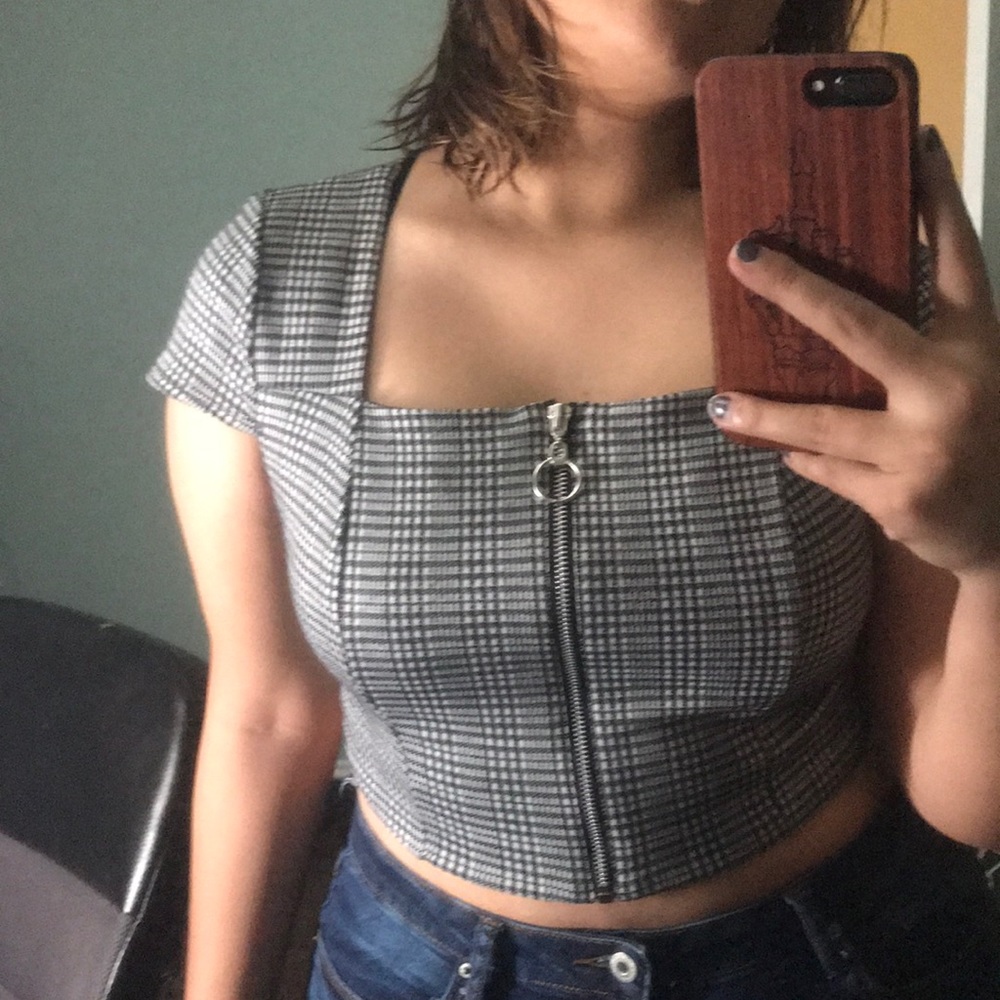 BRAND NEW BLACK/WHITE CROP